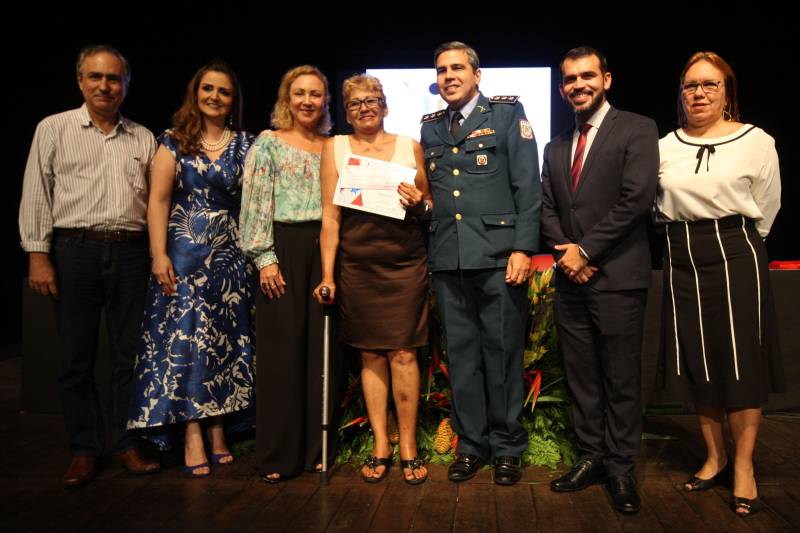 A servidora pública estadual Terezinha Medeiros, 61 anos, que trabalha há 33 na Fundação Santa Casa de Misericórdia do Pará foi a sorteada entre 53 servidores para receber o Prêmio de Servidor Nota 10 de 2018. Ela representa os 107 mil servidores que fazem parte do quadro do Governo do Pará. A premiação aconteceu durante cerimônia realizada na noite desta terça-feira (6), no Teatro Margarida Schivasappa (Centur). Esta foi a 11ª edição do Prêmio Servidor Nota 10.
FOTO: CARLOS SODRÉ / AG. PARÁ
DATA: 06.11.2018
BELÉM - PARÁ <div class='credito_fotos'>Foto: CARLOS SODRÉ / AG. PARÁ | <a href='/midias/2018/originais/ca01e8fc-8723-4e04-9c90-fbad1ef9caa6.jpg' download><i class='fa-solid fa-download'></i> Download</a></div>