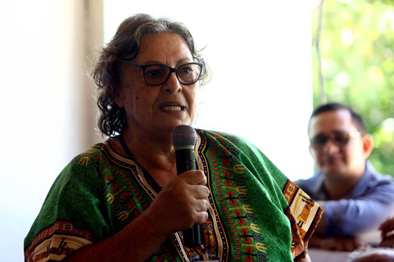 “Ter a posse da terra é a certeza de que nunca iremos perder o nosso direito, que nossos filhos e nossos netos poderão dar continuidade a nossa história em segurança. Foram anos de luta até chegar esse dia, agraciados com a assinatura do nosso título de terra. Só temos a agradecer a todos que fizeram parte disso e a cada um que lutou junto para que hoje isso se tornasse realidade”. A fala emocionada foi de seu Mário Araújo Silva, presidente da Associação Remanescente de Quilombo Espírito Santo, localizada no município do Acará, no nordeste do Estado. Ele assinou, neste sábado (24), junto com o governador Simão Jatene, o título que dá a posse da terra a comunidade. A fala do presidente traduz o sentimento das dezenas de famílias que moram no local, que agora tem a posse legítima do local onde seus antepassados viveram. “Sou filho de mãe negra. Nasci aqui como minha vó, bisavó, que fazem parte da história dessa comunidade que já existe a mais de 300 anos.
FOTO: SIDNEY OLIVEIRA / AG. PARÁ
DATA: 24.03.2018
ACARÁ - PARÁ <div class='credito_fotos'>Foto: Sidney Oliveira/Ag. Pará | <a href='/midias/2018/originais/ca0a0346-51ef-454d-8a55-1ee8136dbed9.jpg' download><i class='fa-solid fa-download'></i> Download</a></div>