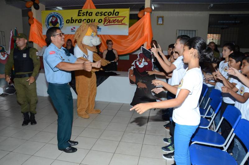 Quarenta e três alunos do 5º ano da Escola Estadual de Ensino Fundamental Prof. Emiliana Sarmento Ferreira, em Belém, participaram da cerimônia de formatura do Programa Educacional de Resistência às Drogas e a Violência (Proerd), realizado pela Secretaria de Estado de Educação (Seduc) em parceria com a Polícia Militar do Estado do Pará.
FOTO: RAI PONTES / ASCOM SEDUC
DATA: 13.11.2018
BELÉM - PARÁ <div class='credito_fotos'>Foto: Rai Pontes/Ascom Seduc | <a href='/midias/2018/originais/ca126439-066f-4b84-ac8e-dd9b97bf4f74.jpg' download><i class='fa-solid fa-download'></i> Download</a></div>