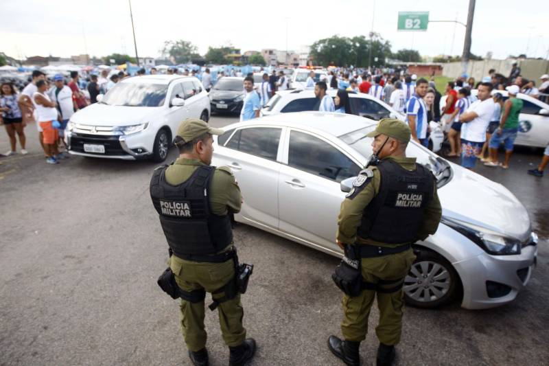 Foram exatos dois meses tentando assistir ao seu primeiro Re x Pa em 2018. Neste domingo, finalmente, a estudante Hendrea Souza convenceu o noivo, Arthur Pantoja, a levá-la ao Estádio Olímpico do Pará, o Mangueirão. E logo numa final. "Só trouxe porque vim no domingo passado e vi algumas mudanças no esquema de segurança", disse Arthur. "Tem mais policiais e a bebedeira em volta do estádio praticamente acabou", afirmou. As mudanças realmente aconteceram a partir do clássico do último dia primeiro e já surtiram efeito. A chamada “Operação Mangueirão” pôs em prática ações de ordenamento no entorno do estádio, com início a partir das 7h30 e encerramento às 20h. A operação determina a delimitação de espaço para atuação de vendedores ambulantes, proibição de veículos com sons automotivos ao redor do estádio e de barracas irregulares, seis pontos de bloqueio e dois para o ingresso de comerciantes e orientações ao público.
FOTO: THIAGO GOMES / AG. PARÁ
DATA: 08.04.2018
BELÉM - PARÁ <div class='credito_fotos'>Foto: Thiago Gomes /Ag. Pará | <a href='/midias/2018/originais/ca1cd9ec-f6c1-49e0-8625-7b960cfbb0e8.jpg' download><i class='fa-solid fa-download'></i> Download</a></div>