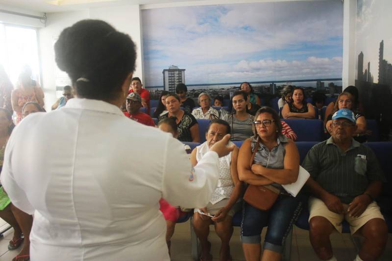 Alertar para a importância do uso de preservativos na prevenção de Infecções Sexualmente Transmissíveis (IST)/HIV. Esse é o principal objetivo da campanha "Dicas para um carnaval Seguro", promovida pelo Grupo de Trabalho de Humanização (GTH) do Hospital Jean Bitar (HJB), nos dias 8 e 9 de fevereiro, voltada para colaboradores, usuários, acompanhantes e visitantes. Os presentes tiveram a oportunidade de receber preservativos, informações e material educativo sobre o tema. De acordo com dados do Ministério da Saúde (MS), a cultura de não usar camisinha tem contribuído diretamente para o aumento do índice de casos de Aids entre jovens brasileiros. Os números são alarmantes; entre a faixa etária de 20 a 24 anos, a taxa de detecção subiu de 14,9 casos por 100 mil habitantes, em 2006, para 22,2 casos, em 2016.
FOTO: ASCOM HJB
DATA: 09.02.2018
BELÉM - PARÁ <div class='credito_fotos'>Foto: ASCOM HJB | <a href='/midias/2018/originais/ca205ad4-95c0-4da4-940d-e2309d37844d.jpg' download><i class='fa-solid fa-download'></i> Download</a></div>