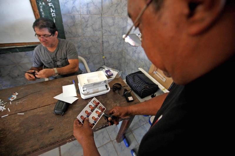 “Perdi todos os documentos na chuva, assim como quase tudo de dentro da casa. Poder tirar os documentos hoje, menos de uma semana depois do desastre e tudo de graça, é bom, chegou na hora certa e vai ajudar muita gente mesmo”. A fala é Adriano Pinheiro, morador do bairro Angelim, um dos 15 afetados pela forte enxurrada que alagou 40% do município de Paragominas, no nordeste paraense, na semana passada. Ele se soma a outras centenas de pessoas que estiveram nesta terça-feira (17), na Escola Municipal Anésia da Costa Chaves, primeiro local da Caravana do ProPaz no município (foto). Semelhante as demais ações do ProPaz Cidadania, o programa está viabilizando no município a emissão de 2ª via de Certidão de Nascimento, Registro Geral (RG), 2ª via de CPF, carteira social (mudança de gênero), fotos para os documentos e a carteira do ID Jovem, que possibilita a jovens de 15 a 29 anos, diversos benefícios, entre eles, meia passagem em trajetos interestaduais.
FOTO: SIDNEY OLIVEIRA / AG. PARÁ
DATA: 17.04.2018
PARAGOMINAS - PARÁ
<div class='credito_fotos'>Foto: Sidney Oliveira/Ag. Pará | <a href='/midias/2018/originais/ca228861-ebc0-4cbc-9e08-c6eb3b579f97.jpg' download><i class='fa-solid fa-download'></i> Download</a></div>