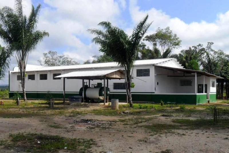 “O produtor possui uma propriedade na margem do Rio Esposento, onde está instalada no município a agroindústria de palmito (foto), que passará a funcionar a partir da realização do manejo de açaizal, gerando 30 empregos diretos e estimulando 100 indiretos”, informa Elinaldo Martins, técnico que elaborou o projeto, e chefe local da Emater.
FOTO: ASCOM EMATER
DATA: 03.10.2018
ALMEIRIM - PARÁ <div class='credito_fotos'>Foto: ASCOM EMATER | <a href='/midias/2018/originais/ca289fe3-cfdf-4643-a672-3b6674dab3f3.jpg' download><i class='fa-solid fa-download'></i> Download</a></div>