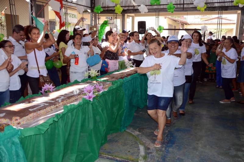 A Escola Estadual de Ensino Fundamental Doutor Carlos Guimarães, no bairro da Marambaia, em Belém, comemorou 47 anos de fundação, nesta quarta-feira (28), com uma programação festiva que reuniu escola e comunidade. Logo cedo, familiares acompanharam a caminhada de alunos e professores pelas ruas do entorno da escola. O tema escolhido para as comemorações foi “Paz e Amor ao Próximo”. A programação contou com a apresentação da Banda da Polícia Militar (PM), animando a criançada com músicas com temáticas infantis. Na foto, um bolo gigante com dez metros de comprimento foi servido aos presentes após o “parabéns pra você” animado pela banda da PM.
FOTO: ELISEU DIAS / ASCOM SEDUC
DATA: 28.03.2018
BELÉM - PARÁ <div class='credito_fotos'>Foto: Eliseu Dias/Ag. Pará | <a href='/midias/2018/originais/ca2babfd-6db7-4bdf-aef3-e42876d61997.jpg' download><i class='fa-solid fa-download'></i> Download</a></div>