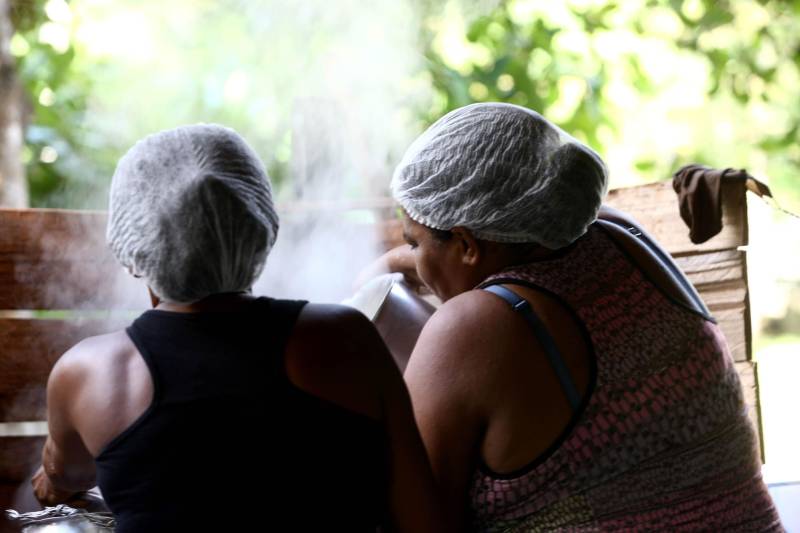 “Ter a posse da terra é a certeza de que nunca iremos perder o nosso direito, que nossos filhos e nossos netos poderão dar continuidade a nossa história em segurança. Foram anos de luta até chegar esse dia, agraciados com a assinatura do nosso título de terra. Só temos a agradecer a todos que fizeram parte disso e a cada um que lutou junto para que hoje isso se tornasse realidade”. A fala emocionada foi de seu Mário Araújo Silva, presidente da Associação Remanescente de Quilombo Espírito Santo, localizada no município do Acará, no nordeste do Estado. Ele assinou, neste sábado (24), junto com o governador Simão Jatene, o título que dá a posse da terra a comunidade. A fala do presidente traduz o sentimento das dezenas de famílias que moram no local, que agora tem a posse legítima do local onde seus antepassados viveram. “Sou filho de mãe negra. Nasci aqui como minha vó, bisavó, que fazem parte da história dessa comunidade que já existe a mais de 300 anos.
FOTO: SIDNEY OLIVEIRA / AG. PARÁ
DATA: 24.03.2018
ACARÁ - PARÁ <div class='credito_fotos'>Foto: Sidney Oliveira/Ag. Pará | <a href='/midias/2018/originais/ca2ce75d-63fa-41a0-8f42-1f2488d040a9.jpg' download><i class='fa-solid fa-download'></i> Download</a></div>