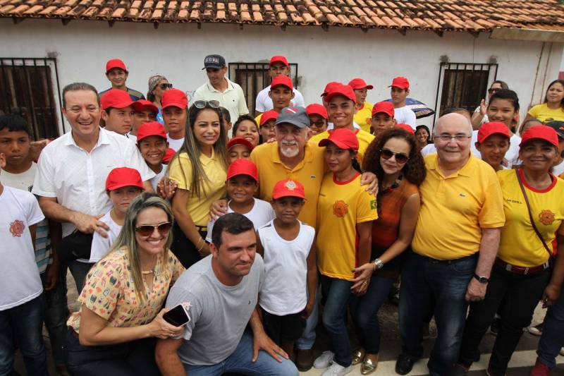 "Agora a população terá um lugar mais organizado, com mais higiene para comprar seu pescado e a sua carne. E pra gente que possui restaurante é melhor ainda, pois além da facilidade de adquirir os alimentos, o mercado também atrai clientes", comemorou Jaqueline Cardoso, 20 anos, que possui um ponto de venda de comidas em frente ao Mercado Municipal José Noronha Monteiro, no distrito de Boa Vista, em Quatipuru, no nordeste paraense. O espaço foi entregue oficialmente à população nesta segunda-feira (19), assim como as obras de pavimentação asfáltica da PA-446 e de cinco pontes em concreto ao longo da rodovia. A cerimônia contou com a presença do governador Simão Jatene, parlamentares, prefeitos da região entre outras autoridades locais. "Essas são importantes obras que vão beneficiar não só a população de Quatipuru, mas de toda a região. E faço questão de ressaltar que em todas elas existe o dinheiro dos impostos que todos nós paraenses pagamos. Esse é o retorno que fazemos questão de dar à população. Nós gestores somos apenas instrumentos desse grande desenvolvimento, quem financia é o povo", afirmou o governador Simão Jatene.
FOTO: CRISTINO MARTINS / AG. PARÁ
DATA: 19.03.2018
QUATIPURU - PARÁ <div class='credito_fotos'>Foto: Cristino Martins/Ag. Pará | <a href='/midias/2018/originais/ca35f1f8-233e-41e0-b497-da28d895ac15.jpg' download><i class='fa-solid fa-download'></i> Download</a></div>