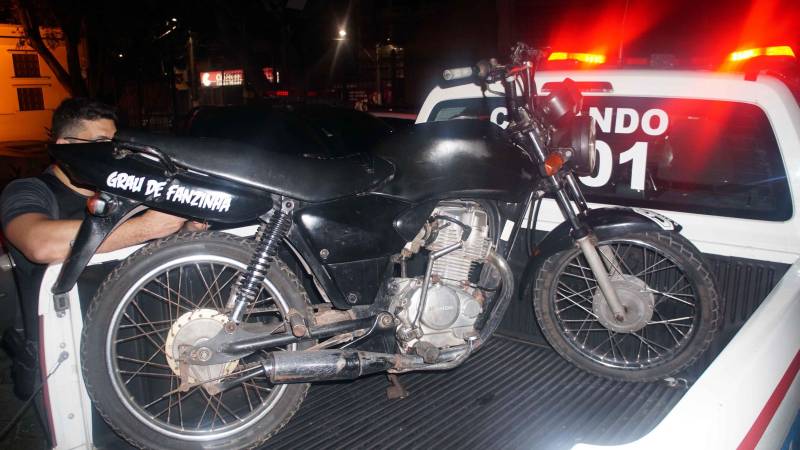 Mais de 40 veículos apreendidos (foto), entre carros e motos, e seis flagrantes por crime ambiental de poluição sonora, além da apreensão de duas motos roubadas. Esse foi o saldo final da operação denominada "Harpócrates" (nome do Deus grego do silêncio) deflagrada, na madrugada deste sábado (19), no bairro do Marco, em Belém. Mais de 100 agentes das Polícias Militar e Civil, do Departamento Estadual de Trânsito (Detran), da Guarda Municipal de Belém (GBel) e da Secretaria Municipal de Economia (Secon) foram mobilizados na operação, que teve início por volta de 1h da magrugada de hoje (19), na área do entorno de um autoposto, localizado na esquina das Avenidas Doutor Freitas e Duque de Caxias. O objetivo da ação policial, explica o delegado-geral adjunto da Polícia Civil, Rogério Morais, é dar resposta às denúncias sobre o barulho vindo de carros e quanto à permanência de jovens, inclusive adolescentes, consumindo bebidas alcoólicas e drogas, no local, até altas horas da madrugada.
FOTO: ASCOM / POLÍCIA CIVIL
DATA: 19.05.2018
BELÉM - PARÁ <div class='credito_fotos'>Foto: Ascom / Polícia Civil | <a href='/midias/2018/originais/ca362118-2639-460f-8c1a-46a9201914c3.jpg' download><i class='fa-solid fa-download'></i> Download</a></div>