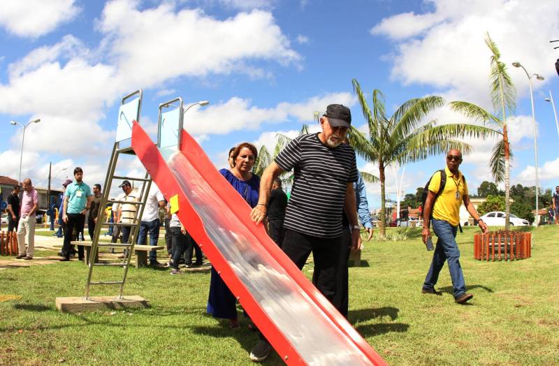 "Agora temos um espaço melhor, mais confortável e seguro para a diversão de nossas crianças e lazer de todos", afirmou Joane Boás, 43 anos. A mãe da pequena Sophia, de 5 anos, comemora ao ver a nova praça da comunidade, no Curió-Utinga, em Belém. O espaço, localizado nas proximidades do Parque Estadual do Utinga, foi entregue oficialmente, neste domingo (01). A cerimônia contou com a presença do governador Simão Jatene (foto), comunidade, entre outras autoridades.
FOTO: CRISTINO MARTINS / AG. PARÁ
DATA: 01.04.2018
BELÉM - PARÁ <div class='credito_fotos'>Foto: Cristino Martins/Ag. Pará | <a href='/midias/2018/originais/ca390192-4fdf-4959-a2e2-7550118765d9.jpg' download><i class='fa-solid fa-download'></i> Download</a></div>