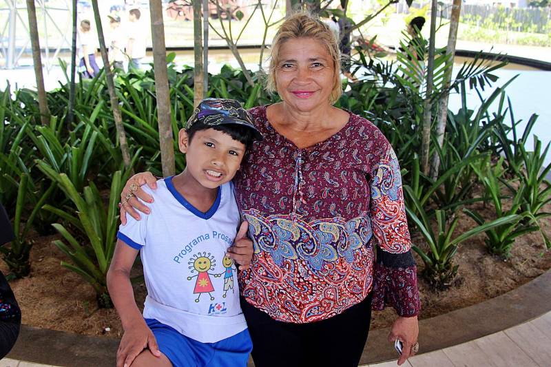 Quando morava em Breves, na ilha do Marajó, uma das brincadeiras favoritas do filho mais novo de Maria do Rosário (foto) era subir nas árvores do terreno da família, principalmente no açaizeiro. Longe de casa há mais de um ano em função do tratamento oncológico do filho, os dois tiveram a oportunidade de reviver o contato com a natureza que sempre esteve presente na família. “Hoje foi um dia especial para nós. Meu filho cresceu no meio da natureza e vivia no alto dos açaizeiros brincando com os irmãos. Foi um dia de muitas lembranças para nós”, contou Maria do Rosário, após conhecerem o novo Parque Estadual do Utinga (Peut).
FOTO: ASCOM HOIOL
DATA: 22.06.2018
BELÉM - PARÁ <div class='credito_fotos'>Foto: ASCOM HOIOL | <a href='/midias/2018/originais/ca3a0b42-0100-41ca-b959-b164bf96d9e2.jpg' download><i class='fa-solid fa-download'></i> Download</a></div>