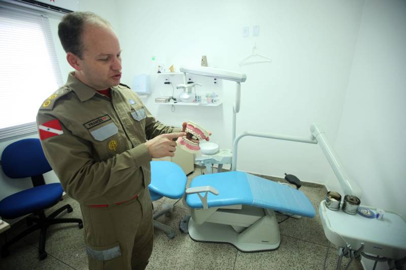 Inaugurado no último mês de março, a nova Policlínica do Corpo de Bombeiros agora funciona em um prédio no Quartel do Comando Geral da corporação, trazendo mais comodidade e estrutura aos militares e seus beneficiados. na foto, o tenente-coronel Márcio Francês, diretor de saúde da Policlínica.
FOTO: THIAGO GOMES / AG. PARÁ
DATA: 13.04.2018
BELÉM - PARÁ <div class='credito_fotos'>Foto: Thiago Gomes /Ag. Pará | <a href='/midias/2018/originais/ca40a3c1-8335-45d8-8676-c2747077e6a3.jpg' download><i class='fa-solid fa-download'></i> Download</a></div>