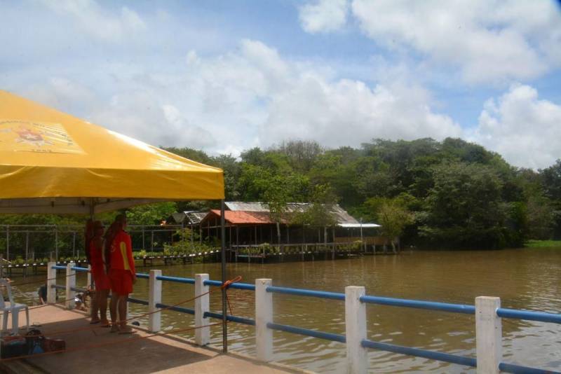 Para garantir a tranqüilidade de todos na “Operação Semana Santa”, o Corpo de Bombeiros Militar do Pará manteve um trabalho intensivo nesta sexta-feira (30), nas praias, estradas e também no serviço de prontidão nos quartéis. Na foto, Vila de Caraparú.
FOTO: CARLOS YURY / ASCOM CBMPA
DATA: 30.03.2018
SANTA IZABEL DO PARÁ - PARÁ <div class='credito_fotos'>Foto: CARLOS YURI / ASCOM CBMPA | <a href='/midias/2018/originais/ca45dd2e-44c2-4b13-914b-ee74c80fcb44.jpg' download><i class='fa-solid fa-download'></i> Download</a></div>