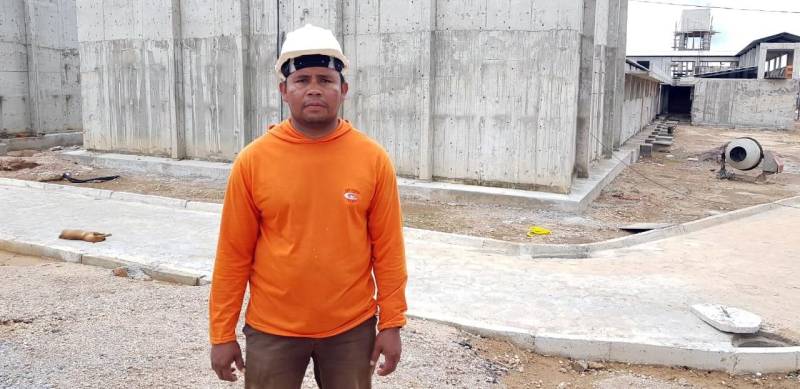 Com área total de mais de nove mil metros quadrados, a nova Cadeia Pública de Redenção, no sudeste paraense, já está com 94,32% da obra concluída. A última etapa consiste no acabamento e equipagem da unidade prisional. A previsão de entrega é para março de 2019. A nova unidade prisional terá capacidade para 306 novas vagas e está orçada em mais de R$ 11 milhões. Na foto, o encarregado da obra, Domingos da Silva, da Laca Construtora, responsável pela construção.  

FOTO: ASCOM / SUSIPE
DATA: 24.12.2018
REDENÇÃO - PARÁ <div class='credito_fotos'>Foto: ASCOM SUSIPE   |   <a href='/midias/2018/originais/ca499a29-4ff0-4ad7-a4a6-6168869b9ae7.jpg' download><i class='fa-solid fa-download'></i> Download</a></div>