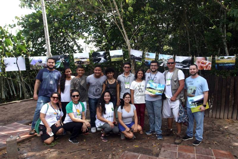 Antes mesmo de reabrir as portas ao público, o novo Parque Estadual do Utinga já aguçava o olhar dos paraenses. Na semana anterior à reabertura do Parque, a diretoria de comunicação popular da Secretaria de Estado de Comunicação (Secom) ofereceu uma oficina de fotografia aos moradores da Comunidade Pantanal, que vivem no entorno do Parque Ambiental. A oficina, ministrada pelo fotógrafo Sidney Oliveira, teve a participação de 17 alunos. Na manhã deste sábado, durante a caminhada, o resultado dessa oficina foi exposto em um varal fotográfico, para deleite do público presente.
FOTO: PEDRO NETO / SECOM
DATA: 17.03.2018
BELÉM - PARÁ <div class='credito_fotos'>Foto: Pedro Neto / Secom | <a href='/midias/2018/originais/ca4c924d-346a-436d-94bf-dc53517e588c.jpg' download><i class='fa-solid fa-download'></i> Download</a></div>