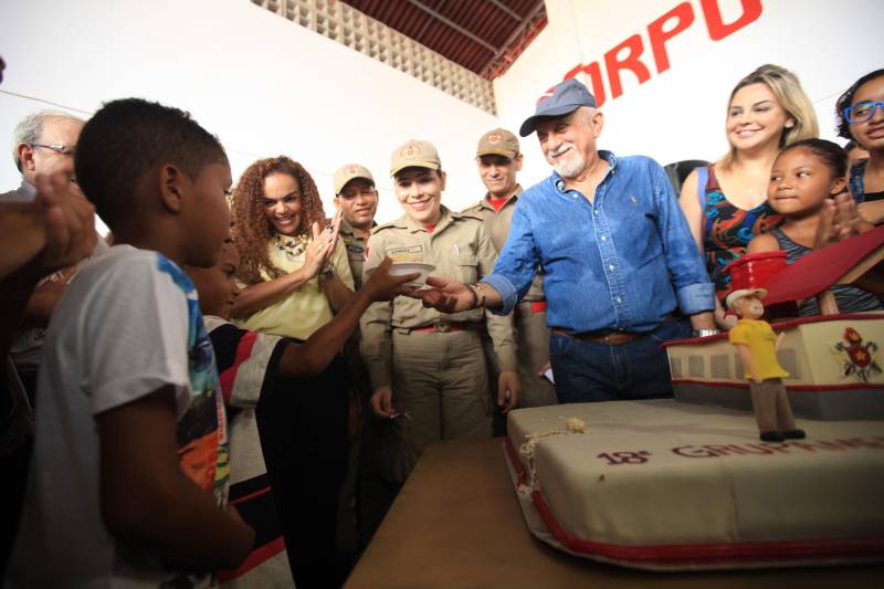 Moradores, comerciantes, militares e políticos da região da Ilha do Marajó comemoraram, nesta quarta-feira (24), junto ao governador Simão Jatene, a entrega do 18º Grupamento Bombeiro Militar, inaugurado hoje no município de Salvaterra. Quarenta e oito militares foram deslocados para o local, sendo 45 praças e três oficiais. O espaço conta com viaturas para atendimento a incêndios, salvamentos, resgates e uma lancha.O Coronel Antônio Zanelli, comandante geral do Corpo de Bombeiros, explicou a escolha do município para receber o grupamento. “Salvaterra foi escolhida estrategicamente para receber este quartel por ser a porta do Marajó. Salvaterra e Soure possuem forte apelo turístico. Antes, nosso tempo-resposta para a população daqui demorava até 1h30 minutos, já que vínhamos de Icoaraci, distrito de Belém. Agora a meta é atender o mais rápido possível os seis municípios da região do Marajó Ocidental”, explicou. Além de Salvaterra e Soure, a corporação atenderá os municípios de Cachoeira do Arari, Santa Cruz do Arari, Ponta de Pedras e Muaná.

FOTO: MÁCIO FERREIRA / AG PARÁ
DATA: 24.01.2018
SALVATERRA - PARÁ <div class='credito_fotos'>Foto: MÁCIO FERREIRA/ AG. PARÁ   |   <a href='/midias/2018/originais/ca51a56a-969b-4f0b-906f-b8cdb6557a50.jpg' download><i class='fa-solid fa-download'></i> Download</a></div>