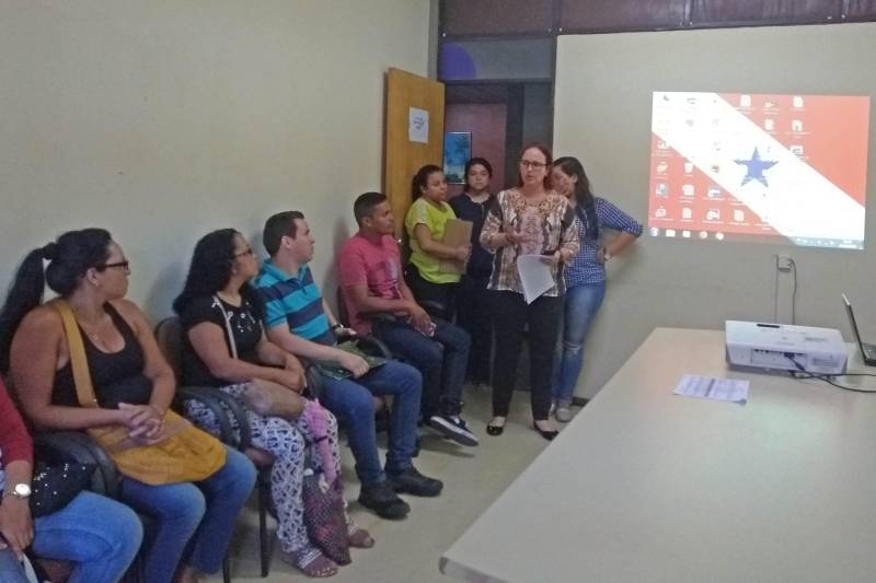 A Companhia de Habitação do Pará (Cohab) vai entregar nos próximos dias 20 unidades habitacionais do Projeto Taboquinha, localizado no Distrito de Icoaraci, já prontas para morar. Nesta quarta-feira (25), na sede da Cohab, os beneficiários participaram de um sorteio da localização de cada imóvel. As novas unidades vão atender 19 famílias, que serão remanejadas da Comunidade Cubatão para abertura de novas frentes de obra, além de uma moradora da Travessa Pimenta Bueno, onde serão construídas mais unidades habitacionais. Segundo a assessora jurídica da Diretoria Técnica da Cohab, Alessandra Vialôgo (falando), "todos tiveram seus nomes validados pelo Ministério Público Estadual, instituição que acompanha todos os processos de entrega de habitação executados pela Cohab no Projeto Taboquinha".
FOTO: ASCOM / COHAB
DATA: 25.04.2018
ICOARACI - PARÁ <div class='credito_fotos'>Foto: ASCOM COHAB | <a href='/midias/2018/originais/ca599cab-69b6-4aff-97a5-2d148d26984d.jpg' download><i class='fa-solid fa-download'></i> Download</a></div>