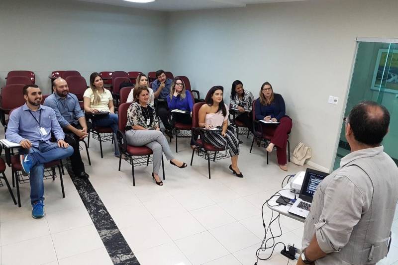 “O Pará Sustentável é um programa tão ambicioso que deve ser um programa de Estado, e não só de governo. A sociedade precisa se apropriar dele”, defendeu Oscar Roldan (foto), consultor do Programa das Nações Unidas para o Desenvolvimento (Pnud) durante o workshop “Política Estadual de Socioeconomia, Governança Pública Compartilhada e Planejamento Estratégico Situacional”, no qual foi orientador e facilitador. A capacitação, realizada nos dias 10 e 11 de abril (terça e quarta-feira), no auditório da Casa Civil da Governadoria, em Belém.
FOTO: DANI FILGUEIRAS / ASCOM SEMSU
DATA: 11.04.2018
BELÉM - PARÁ <div class='credito_fotos'>Foto: DANI FILGUEIRAS / ASCOM SEMSU | <a href='/midias/2018/originais/ca68ad97-0c05-4c06-a6ca-cc7677283ac3.jpg' download><i class='fa-solid fa-download'></i> Download</a></div>