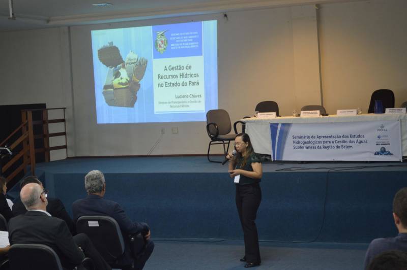 A geração de conhecimento sobre os sistemas aquíferos esteve entre os motivos da apresentação, na quarta-feira (13), em Belém, dos estudos hidrogeológicos para a gestão das águas subterrâneas da Região Metropolitana de Belém (RMB), em fase de finalização. O seminário promovido pela Agência Nacional das Águas (ANA) teve a participação da Secretaria de Meio Ambiente e Sustentabilidade (Semas) e outras instituições que trabalham com serviços geológicos em âmbitos federal, estadual e municipais. Estavam presentes representantes da Universidade Federal do Pará (UFPA), da Universidade Estadual do Pará (Uepa), da Companhia de Pesquisas de Recursos Minerais (CPRM), da Fundação Nacional da Saúde (Funasa), da Companhia de Saneamento do Pará (Cosanpa), dos municípios da RMB e estudantes interessados no assunto. Na foto, a diretora de Recursos Hídricos da Semas, a geóloga Luciene Chaves.

FOTO: ASCOM / SEMAS
DATA: 14.06.2018
BELÉM - PARÁ <div class='credito_fotos'>Foto: ASCOM SEMAS   |   <a href='/midias/2018/originais/ca6d1913-f7be-4089-8dd3-3893b9e55df4.jpg' download><i class='fa-solid fa-download'></i> Download</a></div>