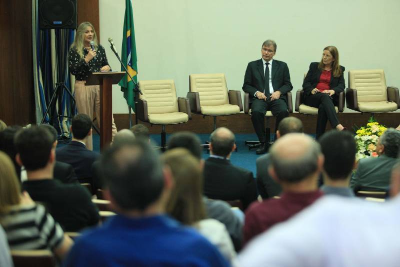 Foi realizada hoje (14/06) a cerimônia de posse da presidência do Tribunal Administrativo de Recursos Fazendários (TARF) para o biênio 2018/2020,  no auditório da Secretaria da Fazenda, Sefa, em Belém. O Tribunal é o órgão colegiado responsável pela solução de litígios entre a Fazenda Pública do Pará e os contribuintes de tributos estaduais, em segunda instância. Assumiu a presidência do TARF a auditora fiscal de receitas estaduais Roseli de Assunção Naves, que já atuou como conselheira no TARF e deixa a  Diretoria de Tributação da Sefa para assumir a nova função. Em seu discurso, ela agradeceu a indicação e pediu o apoio dos servidores para assumir o novo desafio,visando aprimorar as ações do contencioso fiscal. O secretário da Fazenda, Nilo Noronha, foi representado pela subsecretária de administração tributária, Rute Tostes, que presidiu a cerimônia. Ela destacou que a composição paritária do Tribunal, onde atuam servidores do Fisco e dos contribuintes, concorre para a justiça fiscal. “É inegável que na composição do TARF estão profissionais empenhados e capacitados”, disse ela.

FOTO: MÁCIO FERREIRA / AG. PARÁ
DATA: 14.06.2018
BELÉM - PARÁ <div class='credito_fotos'>Foto: MÁCIO FERREIRA/ AG. PARÁ   |   <a href='/midias/2018/originais/ca726320-ad91-4e69-890b-89d55057e88c.jpg' download><i class='fa-solid fa-download'></i> Download</a></div>