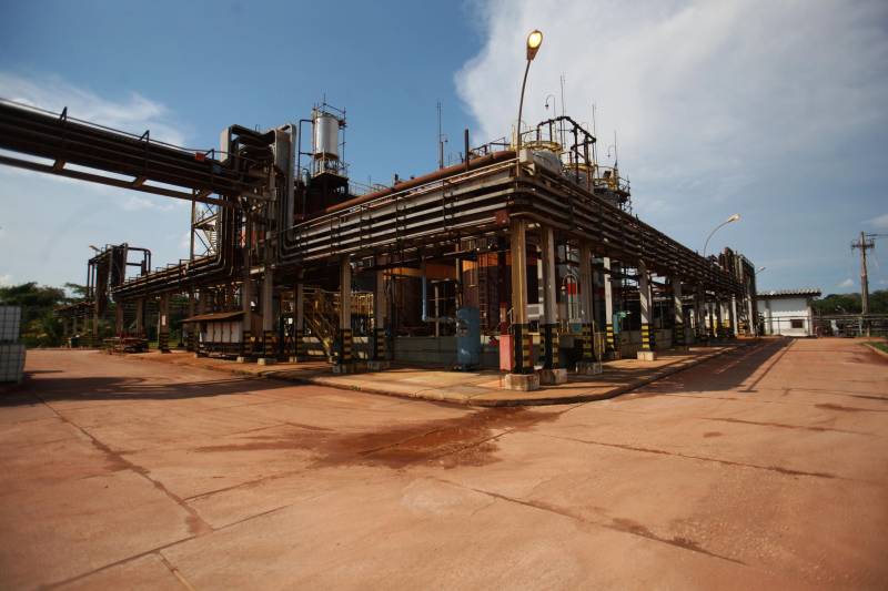 Por conta do não cumprimento do prazo de 48 horas dado pelo Governo do Estado para que a Hydro (foto) reduzisse os níveis das bacias de resíduos ao nível de pelo menos um metro, a Secretaria de Meio Ambiente e Sustentabilidade (Semas) notifica a empresa, na manhã desta terça-feira (27), com a determinação de que reduza a produção da refinaria em 50%. A Semas também triplicará a multa definida anteriormente, cumprindo a legislação ambiental em vigor, chegando a cerca de R$ 1 milhão por dia de descumprimento (300 mil Unidades de Padrão Fiscal). A empresa informou formalmente que reduziu os índices, mas não integralmente no total determinado de um metro. A determinação de redução emitida pela Semas reforça ainda que devem ser mantidos e ampliados os esforços para tratamento dos efluentes e de redução dos níveis das bacias. As equipes da Semas permanecem em campo 24 horas, trabalhando em conjunto com a Defesa Civil e outros órgãos, monitorando a situação.
FOTO: IGOR BRANDÃO / AG. PARÁ
DATA: 24.02.2018
BARCARENA - PARÁ <div class='credito_fotos'>Foto: IGOR BRANDÃO / AG. PARÁ | <a href='/midias/2018/originais/ca765ec3-e022-4afc-8df9-088e49140b1e.jpg' download><i class='fa-solid fa-download'></i> Download</a></div>