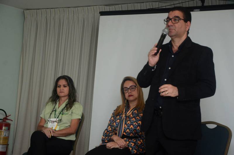 Dirigentes de instituições de ensino da rede pública participaram, nesta quinta-feira (5), do Fórum Extraordinário da União Nacional dos Dirigentes Municipais de Educação (UNDIME), em Belém. Na foto, o secretário adjunto de ensino, José Roberto da Silva.
FOTO: ELISEU DIAS / ASCOM SEDUC
DATA: 05.07.2018
BELÉM - PARÁ <div class='credito_fotos'>Foto: Eliseu Dias / Ascom Seduc | <a href='/midias/2018/originais/ca869131-5b7a-4b9d-b15e-feb7f220e13d.jpg' download><i class='fa-solid fa-download'></i> Download</a></div>