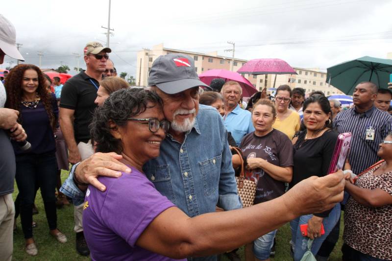 Deve ocorrer a partir da próxima segunda-feira (19) a entrega das chaves aos futuros moradores do Residencial Viver Melhor Marituba, localizado no quilômetro 15 da Rodovia BR-316, em Marituba, região metropolitana de Belém. A cerimônia de inauguração do conjunto, marcada para este sábado (17), foi adiada pela terceira vez pelo Ministério das Cidades, causando transtorno a centenas de pessoas que foram ao local com a promessa de receber o apartamento e começar uma vida nova. O governador Simão Jatene foi ao local esclarecer aos proprietários - muitos vindos de bairros distantes de Belém e Ananindeua - o motivo de mais um adiamento.
FOTO: CRISTINO MARTINS / AG. PARÁ
DATA: 17.02.2017
MARITUBA - PARÁ <div class='credito_fotos'>Foto: Cristino Martins/Ag. Pará | <a href='/midias/2018/originais/ca8840e4-e3cd-463f-a1dc-5e6ecb80cf14.jpg' download><i class='fa-solid fa-download'></i> Download</a></div>
