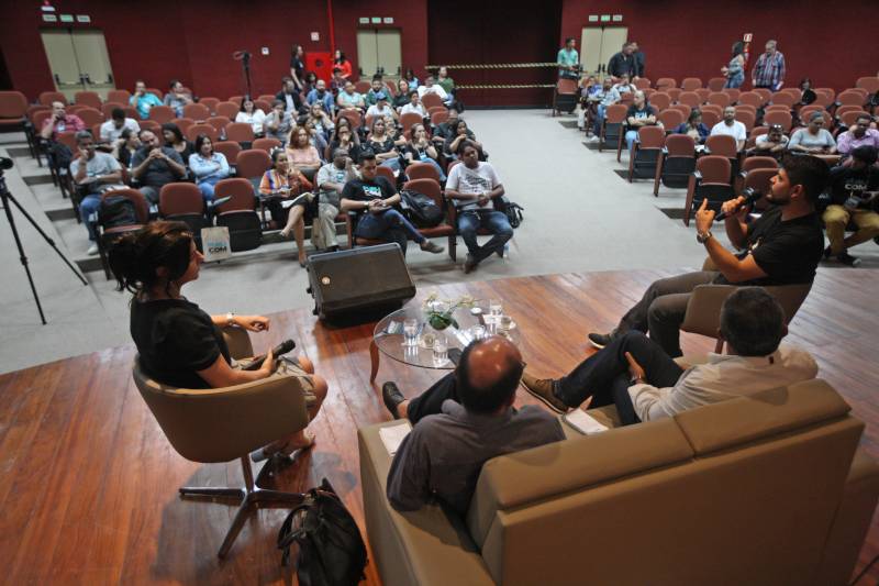“Receber o Publicom foi um presente”. Foi assim que a jornalista Elizabeth Ribeiro, que trabalha em uma empresa de publicidade em Marabá definiu o Encontro de Comunicação do Pará. “Nós, comunicadores, quando queremos buscar qualificação, sempre temos que sair de Marabá. O nosso mercado na oferta de cursos e palestras ainda é muito carente, por isso esse momento foi de um aprendizado tamanho”, destacou. O Publicom em Marabá, que teve mais de 300 inscrições, chegou ao fim nesta sexta-feira, 23, com um ciclo de palestras. A primeira “Novo Jornalismo e as Fakes News – A Credibilidade em Pauta” (foto) foi mediada pelo secretário de Comunicação do Estado, Daniel Nardin. O assunto foi debatido pela jornalista, apresentadora da TV Cultura do Pará e professora da Universidade da Amazônia, Renata Ferreira, pelo jornalista José Eduardo Ferreira do Vale, do Blog Zé Dudu de Parauapebas, e pelo jornalista especializado em Jornalismo Investigativo, Ulisses Pompeu.
FOTO: MARCELO LELIS / AG. PARÁ
DATA: 23.03.2018
MARABÁ - PARÁ <div class='credito_fotos'>Foto: Marcelo Lelis / Ag. Pará | <a href='/midias/2018/originais/ca92b108-4e50-4c69-a141-7c9ab38fd0fa.jpg' download><i class='fa-solid fa-download'></i> Download</a></div>