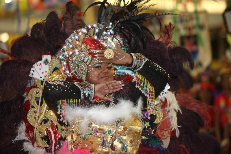 Mais de quatro mil idosos caíram na folia na tarde desta quarta-feira (7), durante o 18° Baile Carnavalesco da Melhor Idade, do projeto Vida Ativa, executado pela Secretaria de estado de Esporte e Lazer (Seel). Uma das grandes atrações foi o concurso que escolheu a “Rainha das Rainhas” da terceira idade, título que este ano ficou com a candidata Lindaura Cardoso, de 63 anos.
FOTO: CARLOS SODRÉ / AG. PARÁ
DATA: 07.02.2018
BELÉM - PARÁ <div class='credito_fotos'>Foto: CARLOS SODRÉ / AG. PARÁ | <a href='/midias/2018/originais/ca9a6b9e-186e-460f-80e1-4f9cf9e53de3.jpg' download><i class='fa-solid fa-download'></i> Download</a></div>