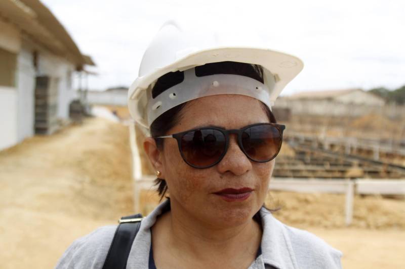 Com área total de mais de nove mil metros quadrados, a nova Central de Triagem de Paragominas, no sudeste paraense, já está com 85% da obra concluída. A última etapa consiste no acabamento e equipagem da unidade prisional. A previsão de entrega é junho de 2018. A nova unidade prisional terá capacidade para 306 vagas e está orçada em mais de R$ 11 milhões. Na foto, a coordenadora de Engenharia e Arquitetura da Susipe, Célia Monteiro.
FOTO: AKIRA ONUMA / ARQUIVO / ASCOM SUSIPE
DATA: 21.08.2017
PARAGOMINAS - PARÁ <div class='credito_fotos'>Foto: Akira Onuma / Ascom Susipe | <a href='/midias/2018/originais/caa7e456-1cfd-48be-9650-f46e3c48b963.jpg' download><i class='fa-solid fa-download'></i> Download</a></div>