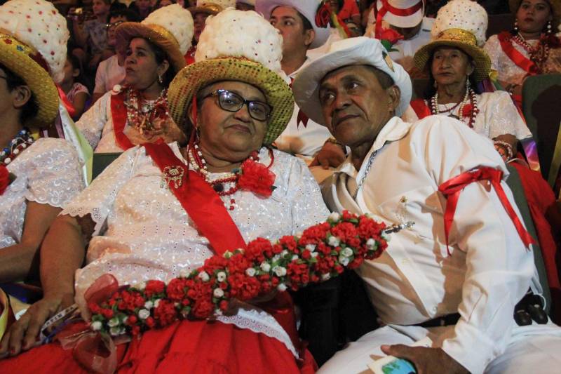 Ao som da Marujada, das ladainhas e do retumbão, o Governo do Estado inaugurou na noite de sábado, 15, o Liceu de Música de Bragança. A entrega do liceu e do teatro que compõe o projeto elaborado pela Secretaria de Estado de Cultura  (Secult)  aconteceu no clima da Marujada, festa folclórico-religiosa que começa neste domingo, 16.

FOTO: RODOLFO OLIVEIRA / AG. PARÁ
DATA: 16.12.2018
BRAGANÇA - PARÁ <div class='credito_fotos'>Foto: Rodolfo Oliveira/Ag. Pará   |   <a href='/midias/2018/originais/caa84432-d737-480a-bba1-036b183ce73a.jpg' download><i class='fa-solid fa-download'></i> Download</a></div>