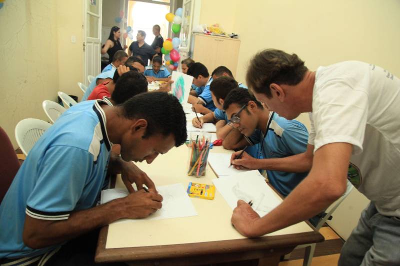 Com palestras, emissão de documentos, apresentações culturais, oficinas e exposições, o Dia D da Cidadania com Síndrome de Down trouxe uma programação diversificada e educativa sobre a questão das pessoas com deficiência intelectual, na manhã desta quinta-feira, 22, na Secretaria de Estado de Justiça e Direitos Humanos (Sejudh).
FOTO: WAGNER ALMEIDA / ASCOM SEJUDH
DATA: 22.03.2018
BELÉM - PARÁ <div class='credito_fotos'>Foto: Wagner Almeida/ Ascom Sejudh | <a href='/midias/2018/originais/caaee5bf-f824-43fd-93ea-4fa39d748ab7.jpg' download><i class='fa-solid fa-download'></i> Download</a></div>