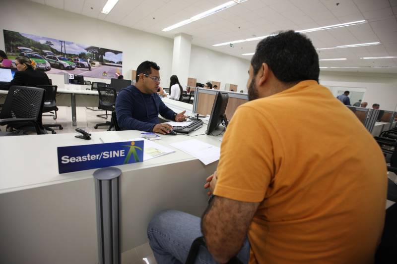 A Secretaria de Estado de Assistência Social, Trabalho, Emprego e Renda (Seaster) participa destes resultados positivos na media em que aposta na empregabilidade. O Sine mantém 35 postos em 35 municípios paraenses onde, somente no ano passado, foram atendidos 260 mil pessoas em todo o Pará. No ano de 2017 foram encaminhados para empregos via Sine (foto) que é mantido pelo Governo do Estado, mais de 34 mil trabalhadores, destes 10 mil foram recolocados.
FOTO: ANTÔNIO SILVA / AG. PARÁ
DATA: 08.05.2018
BELÉM - PARÁ <div class='credito_fotos'>Foto: Antônio Silva/Ag. Pará | <a href='/midias/2018/originais/caaff143-8adc-4c39-bdc5-ea739afe62d6.jpg' download><i class='fa-solid fa-download'></i> Download</a></div>