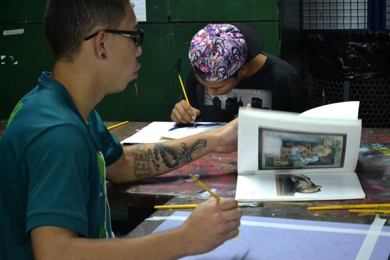 Experimentos com gravura, confecções de maquetes, gravura em arte sacra, youtuber, bateria, percussão são algumas das oficinas ofertadas pela Fundação Cultural do Pará para o mês de junho. São mais de 100 opções de cursos de arte e ofício realizados nas Oficinas Curro Velho e na Casa da Linguagem. Este será o último módulo de oficinas do primeiro semestre de 2018. As aulas iniciam no dia 28 de maio e encerram no dia 15 de junho, nos horários da manhã e tarde. Na parte de audiovisual serão ofertadas quatro oficinas, entre elas: Laboratório de ensaios fotográficos e fotocolagem, entre outras. A oficina de Laboratório de ensaios fotográficos será ministrada pela fotógrafa e professora da Secretaria de Estado de Educação (Seduc), Bárbara Freire. Para participar o aluno deve ter como pré-requisito conhecimento básico de fotografias.
FOTO: ASCOM / FCP
DATA: 15.05.2018
BELÉM - PARÁ <div class='credito_fotos'>Foto: ASCOM FCP | <a href='/midias/2018/originais/cab4bf7f-5309-421d-81b6-287626da9416.jpg' download><i class='fa-solid fa-download'></i> Download</a></div>