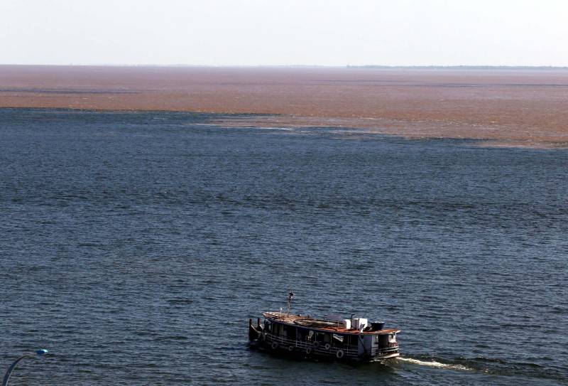 O Pará se destaca em meio a Amazônia por seus contrastes naturais e culturais, diferenças que unem e o faz singular entre os Estados brasileiros. Em uma mesma região você encontra municípios com atrativos que vão de lagos, igarapés, praias deslumbrantes a trilhas por entre serras e cachoeiras, onde exemplares da fauna e da flora se fazem presentes. E no Oeste paraense não é diferente. Um dos mais conhecidos destinos é Santarém. Na foto, o encontro das águas azul-esverdeada do rio Tapajós com a barrenta do rio Amazonas.

FOTO: SIDNEY OLIVEIRA / AG. PARÁ
DATA: 01.08.2016
SANTARÉM - PARÁ <div class='credito_fotos'>Foto: Sidney Oliveira/Ag. Pará   |   <a href='/midias/2018/originais/cab6a1e2-a76b-429c-8fa9-d3510a63bdd2.jpg' download><i class='fa-solid fa-download'></i> Download</a></div>