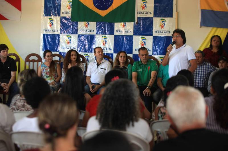 Ordens de Serviço do Programa Asfalto na Cidade também foram assinadas no município de São João da Ponta, que foi contemplado com mais 3 km de asfalto, além dos que já estão beneficiando o distrito de Deolândia. “Com certeza isso vai ajudar na questão do desenvolvimento. O prefeito de Terra Alta, Gilvandro Nascimento (foto) que também falou da parceria com a Secretaria de Municípios Sustentáveis. “É uma secretaria que realmente olha para as necessidades que convivemos diariamente”, reiterou.

FOTO: RODOLFO OLIVEIRA / AG. PARÁ
DATA: 13.06.2018
TERRA ALTA - PARÁ <div class='credito_fotos'>Foto: Rodolfo Oliveira/Ag. Pará   |   <a href='/midias/2018/originais/cac8271d-bf0a-4415-bcd1-32094c9ec586.jpg' download><i class='fa-solid fa-download'></i> Download</a></div>