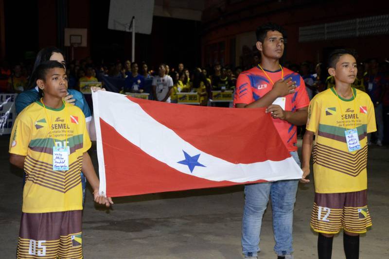 A abertura da Etapa Estadual dos Jogos Estudantis Paraenses (Jeps) 2018 teve um sabor especial para os 883 atletas, técnicos e dirigentes do esporte escolar que participaram da cerimônia na noite desta terça-feira, 19, no Estádio Jornalista Edgar Proença, o Mangueirão.
FOTO: FERNANDO NOBRE / ASCOM SEDUC
DATA: 19.06.2018
BELÉM - PARÁ <div class='credito_fotos'>Foto: FERNANDO NOBRE/ASCOM SEDUC | <a href='/midias/2018/originais/caccfccd-e65e-4e07-9cdc-2fe892ccabc5.jpg' download><i class='fa-solid fa-download'></i> Download</a></div>
