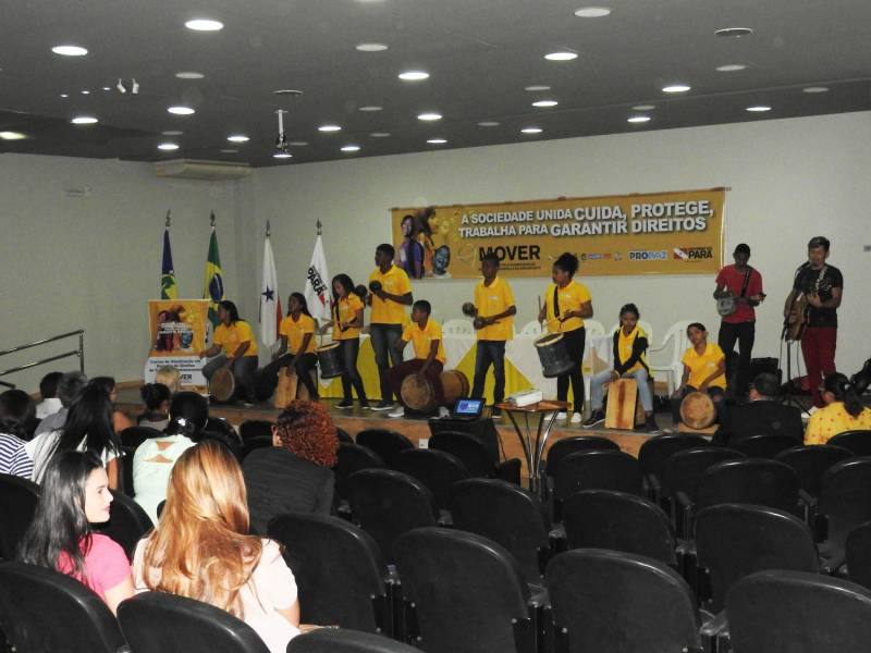 O município de Castanhal, na Região Metropolitana de Belém (RMB), recebeu nesta terça-feira (20) o Movimento pela Valorização do Estatuto da Criança e do Adolescente (Mover), que promove uma capacitação destinada a elaborar com órgãos do Executivo, Legislativo e Judiciário, além de representantes da sociedade civil, conselheiros tutelares e demais membros da rede de garantia de direitos da criança e adolescentes, ações e estratégias para o fortalecimento dos direitos de menores de 18 anos. O encontro será realizado até a próxima quinta-feira (22), das 09 às 17 h, no auditório da URE 8 (Unidade Regional de Educação).
FOTO: CARLOS SODRÉ / AG. PARÁ
DATA: 19.02.2018
CASTANHAL - PARÁ <div class='credito_fotos'>Foto: CARLOS SODRÉ / AG. PARÁ | <a href='/midias/2018/originais/cace23bb-5e04-4f02-8298-73f570e2f595.jpg' download><i class='fa-solid fa-download'></i> Download</a></div>