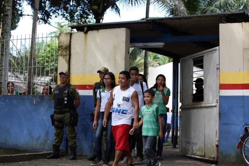 Uma das seis escolas da capital nas quais o Cipoe atua com o Plano de Segurança Escolar é a Escola Estadual Hilda Vieira (foto), no bairro da Marambaia. Lá estudam 1.300 alunos, do ensino fundamental à Educação de Jovens e Adultos (EJA), nos períodos matutino, vespertino e noturno.
FOTO: SIDNEY OLIVEIRA / AG. PARÁ
DATA: 30.05.2018
BELÉM - PARÁ <div class='credito_fotos'>Foto: Sidney Oliveira/Ag. Pará | <a href='/midias/2018/originais/caceefcc-53ea-4bbe-b29f-210140f60f3d.jpg' download><i class='fa-solid fa-download'></i> Download</a></div>