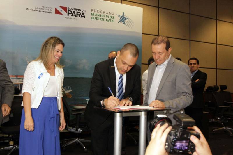 O primeiro dia do Fórum Permanente de Prefeitas e Prefeitos dos Municípios Sustentáveis contou com a participação de 85 prefeitos , 17 vices e 21 secretários municipais dos 141 municípios manifestaram interesse em adotar as diretrizes do programa. Para o governador Simão Jatene, esta grande participação simboliza a união de agentes públicos que colocaram os interesses coletivos acima dos interesses individuais para construir um estado melhor para todos. Com o tema “Gestão Compartilhada”, o evento traz as experiências e os desdobramentos das agendas governamentais que foram planejadas em parceria com as gestões municipais. Através da Secretaria Extraordinária de Municípios Sustentáveis (Semsu) Governo do Pará, por meio da Semsu, investe na capacitação dos municípios para a promoção de uma gestão fiscal eficiente. Para Izabela Jatene, este primeiro dia serviu para sinalizar o quanto os gestores estão preocupados com o equilíbrio da questão fiscal dos municípios e em desenvolver uma governança compartilhada para desenvolver seus municípios.
FOTO: CRISTINO MARTINS / AG. PARÁ
DATA: 07.02.2018
BELÉM - PARÁ <div class='credito_fotos'>Foto: Cristino Martins/Ag. Pará | <a href='/midias/2018/originais/cad3acb8-c878-41fa-acc3-667d1a6ad8a3.jpg' download><i class='fa-solid fa-download'></i> Download</a></div>