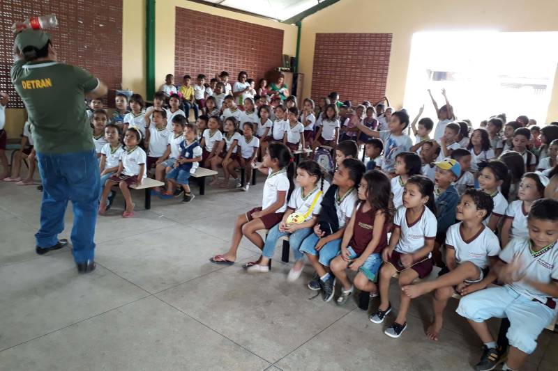 Um príncipe e uma princesa. Um semáforo e uma fada. Uma bruxa e um lobo mau. Os personagens da esquete teatral “Encantados no Trânsito”, encenada pelos servidores da Coordenadoria de Educação do Detran, foram apresentados aos alunos da Escola Municipal Castanheiras (foto), localizada no distrito de Icoaraci. O objetivo da programação foi repassar, por meio da mais nova ferramenta didática da autarquia, orientações sobre o certo e o errado no trânsito.

FOTO: ASCOM / DETRAN
DATA: 11.12.2018
ICOARACI - PARÁ <div class='credito_fotos'>Foto: ASCOM DETRAN   |   <a href='/midias/2018/originais/cad4821e-caa3-4c00-a817-66d2027351eb.jpg' download><i class='fa-solid fa-download'></i> Download</a></div>