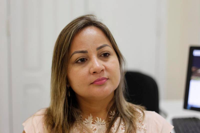 Compartilhar, somar e atualizar conhecimentos é necessário para alcançar qualificação profissional e reduzir riscos e crises no sistema carcerário. Com este objetivo, a Superintendência do Sistema Penitenciário do Estado (Susipe), por meio da Escola de Administração Penitenciária (EAP), abriu inscrições para o curso de Serviços Penais, na modalidade Educação a Distância (EAD). O curso contempla aspectos da profissão do agente penitenciário, sistema de rotinas de serviço e gerenciamento em situações críticas e de crises, com carga horária de 80 horas. As inscrições, para as 150 vagas oferecidas, podem ser feitas até o próximo dia 18 (domingo) pelo endereço eletrônico goo.gl/ARJup4. O curso iniciará no dia 26 de março. Na foto, a coordenadora da EAP, Soliane Guimarães.
FOTO: AKIRA ONUMA / ASCOM SUSIPE
DATA: 14.03.2018
BELÉM - PARÁ <div class='credito_fotos'>Foto: Akira Onuma / Ascom Susipe | <a href='/midias/2018/originais/cad49774-e6d5-4203-8dd3-b73f9532c950.jpg' download><i class='fa-solid fa-download'></i> Download</a></div>