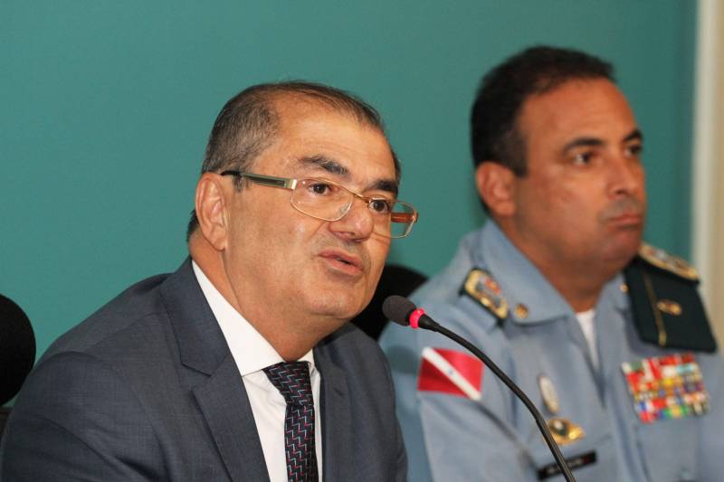 Esforço concentrado, foco definido, inteligência ampliada e força maior, para obter resultados concretos e imediatos. Este é o novo momento da segurança pública no Pará, a partir desta quarta-feira (21), com a apresentação do novo secretário de Estado de Segurança Pública e Defesa Social do Pará, Luiz Fernandes Rocha. Às 16h, logo depois de apresentar o detalhamento de seu plano de ações ao governador Simão Jatene, Luiz Fernandes fala à imprensa em entrevista coletiva à Imprensa, no auditório do Palácio do Governo. O plano de ações é dividido em tópicos, com 10 eixos de enfrentamento do crime, cada um deles com coordenação própria, sem prejuízo do trabalho integrado. Dentre esses eixos, será intensificado o combate a toda modalidade de roubos, assaltos, homicídios, violência contra a mulher e tráfico de drogas, ocorrências que mais incomodam a população.
FOTO: CRISTINO MARTINS / AG. PARÁ
DATA: 21.02.2018
BELÉM - PARÁ <div class='credito_fotos'>Foto: Cristino Martins/Ag. Pará | <a href='/midias/2018/originais/cadeac24-933e-402b-b39e-307d3d7a5e1a.jpg' download><i class='fa-solid fa-download'></i> Download</a></div>