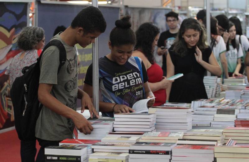 Quarto dia da  XXII Feira Pan-Amazônica do Livro, no Hangar Centro de Convenções da Amazônia, em Belém. 

 FOTO: CRISTINO MARTINS / AG. PARÁ 
DATA: 03.06.2018 
BELÉM - PARÁ <div class='credito_fotos'>Foto: Cristino Martins/Ag. Pará   |   <a href='/midias/2018/originais/cae215f0-3328-4c0b-b090-203c5d1fa675.jpg' download><i class='fa-solid fa-download'></i> Download</a></div>