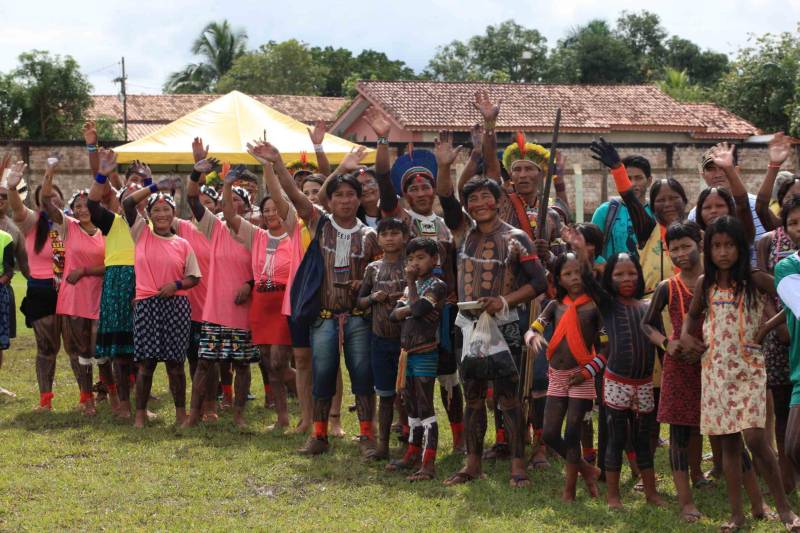 O dia começou cedo para os participantes da Semana dos Povos Indígenas, que ocorre em São Félix do Xingu, no sudeste do Pará. A vasta programação se estendeu durante toda a segunda-feira (16), com os serviços ofertados pelo Estado, os jogos e abertura oficial, à noite. Nesta segunda-feira também começaram as competições. Além do atletismo, com a corrida de 100 metros rasos para homens e mulheres, houve partidas de futsal feminino e de cabo de guerra masculino e feminino. Espalhados por diversos espaços da cidade, os jogos são uma atração muito esperada, tanto pelos índios quanto pelo público que prestigia as disputas.
FOTO: RODOLFO OLIVEIRA / AG. PARÁ
DATA: 16.04.2018
SÃO FÉLIX DO XINGU - PARÁ <div class='credito_fotos'>Foto: Rodolfo Oliveira/Ag. Pará | <a href='/midias/2018/originais/cae2fba8-5fa7-4753-bd9c-d7d27bc39eca.jpg' download><i class='fa-solid fa-download'></i> Download</a></div>