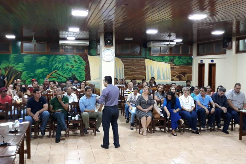 A população do município de Rurópolis, localizado na região de integração do Tapajós, participou na noite desta quinta-feira, 17, na Câmara de Vereadores, de reunião para conhecer o Centro Regional de Governo do Baixo Amazonas, estrutura administrativa implantada pelo Governo do Estado, com sede no município de Santarém, com o objetivo de estabelecer um novo modelo de gestão pública, a partir da governança compartilhada. Na foto, o secretário regional de Governo, Olavo das Neves.
FOTO: SAMUEL ALVARENGA / SECOM
DATA: 17.05.2018
SANTARÉM - PARÁ <div class='credito_fotos'>Foto: Samuel Alvarenga / Secom | <a href='/midias/2018/originais/cae6bfc1-d5a4-4878-a3c6-81dafbde4181.jpg' download><i class='fa-solid fa-download'></i> Download</a></div>
