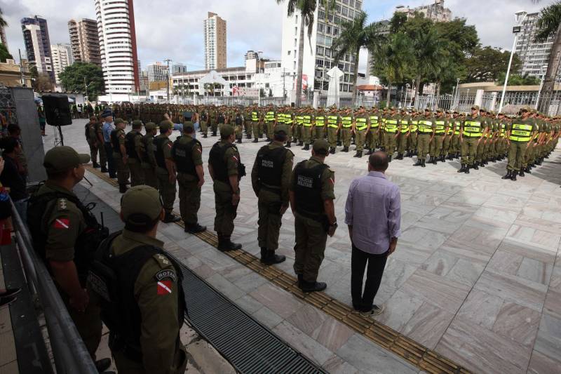 Cerca de 2 mil alunos do curso de formação de praças da Polícia Militar cumprem neste sábado (12) uma etapa importante da preparação: eles saem pela primeira vez às ruas, no estágio supervisionado, para vivenciar situações reais da carreira e, ao mesmo tempo, reforçar o policiamento ostensivo. Em Belém, cerca de 500 homens e mulheres se concentraram na Praça Santuário, em frente à Basílica de Nazaré, e saíram, em seguida, para diversos pontos da capital. A ação faz parte do pacote de medidas de combate à criminalidade e reforço da segurança pública anunciado pelo Governo do Estado.
FOTO: SIDNEY OLIVEIRA / AG. PARÁ
DATA: 12.05.2018
BELÉM - PARÁ <div class='credito_fotos'>Foto: Sidney Oliveira/Ag. Pará | <a href='/midias/2018/originais/caef8acf-9dc2-4f5d-ac26-0e6e725535cf.jpg' download><i class='fa-solid fa-download'></i> Download</a></div>