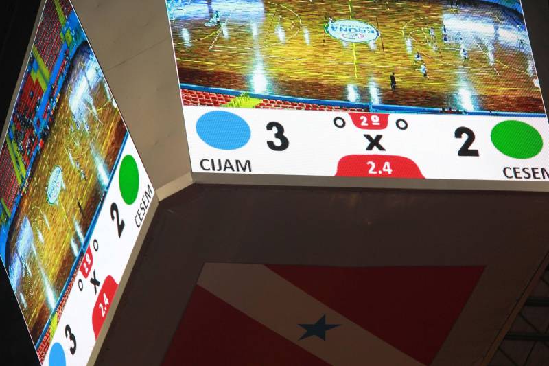 Mais de 60 adolescentes e jovens em cumprimento de medida socioeducativa no Pará conheceram as instalações da Arena Guilherme Paraense (o Mangueirinho), em Belém. O espaço recebeu os internos para o encerramento da II Olimpíada de Inverno da Socioeducação, evento criado com o objetivo de proporcionar atividades de esporte e cultura aos adolescentes em cumprimento de medida socioeducativa no Estado, além de promover o espírito esportivo e garantir maior integração entre os internos. A Arena sediou as finais do futsal feminino e masculino, além de apresentações culturais que marcaram o encerramento da atividade promovida pela Fundação de Atendimento Socioeducativo do Pará (Fasepa), por meio do Projeto Ressignificando Caminhos na Socioeducação.
FOTO: ALBERTO PASSOS / ASCOM FASEPA
DATA: 28.03.2018
BELÉM - PARÁ <div class='credito_fotos'>Foto: ALBERTO PASSOS/ ASCOM FASEPA | <a href='/midias/2018/originais/caefd8c5-8ba4-4b8a-ae80-058ca912c200.jpg' download><i class='fa-solid fa-download'></i> Download</a></div>