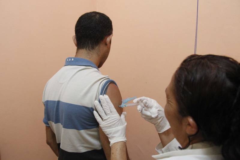 Cerca de 219 internos custodiados na Central de Triagem da Cremação (CTCREMA), em Belém, receberão a vacina contra a gripe H1N1 (foto), a partir desta sexta-feira (4). Os detentos e funcionários do sistema prisional fazem parte do público-prioritário da campanha de vacinação do Ministério da Saúde (MS), juntamente com as crianças a partir dos seis meses e menores de cinco anos, idosos acima de 60 anos, trabalhadores da saúde, povos indígenas, gestantes e mulheres com até 45 dias após o parto.
FOTO: AKIRA ONUMA / ASCOM SUSIPE
DATA: 04.05.2018
BELÉM - PARÁ <div class='credito_fotos'>Foto: Akira Onuma / Ascom Susipe | <a href='/midias/2018/originais/caf09661-9b42-4f57-a6c5-d3afccf981e6.jpg' download><i class='fa-solid fa-download'></i> Download</a></div>