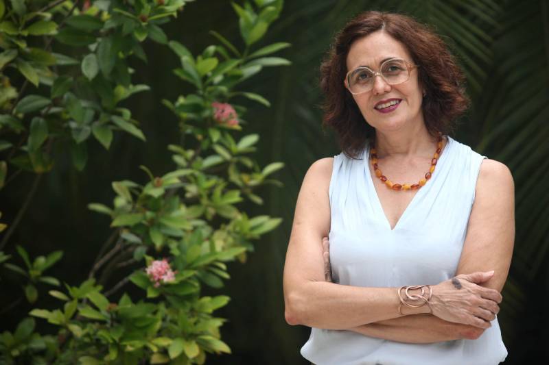 O maior evento de fomento à leitura do Norte e Nordeste do Brasil, a XXII Feira Pan-Amazônica do Livro será aberta no dia 1° de junho até prossegue até o dia 10 tendo a Colômbia como país homenageado e o escritor Age de Carvalho como patrono. “Teremos práticas de leitura na Pan- Amazônia, oficinas, debates, palestras, programação cultural vasta tanto no espaço infantil quanto adulto, espetáculos de teatro, bonecos, contação de histórias e muito mais”, comentou Ana Catarina (foto).
FOTO: MARCELO LELIS / AG. PARÁ
DATA: 22.05.2018
BELÉM - PARÁ <div class='credito_fotos'>Foto: Marcelo Lelis / Ag. Pará | <a href='/midias/2018/originais/caf745cc-a394-4387-a390-560582c12f04.jpg' download><i class='fa-solid fa-download'></i> Download</a></div>