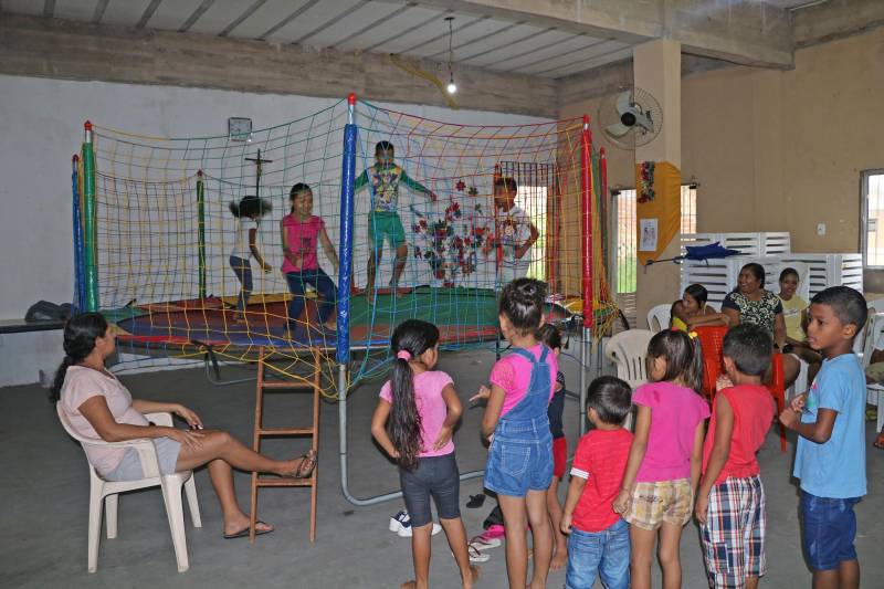 A fim de proporcionar um fim de ano mais alegre para diversas crianças do bairro da Terra Firme, em Belém, servidores do Instituto de Desenvolvimento Florestal e da Biodiversidade (Ideflor-bio) participaram da ação Natal Criança Feliz (foto), organizada pelo Grupo Amigos Comunitários e Solidários do bairro. A ação ocorreu na Igreja Santa Maria, na tarde de quinta-feira (20). Os servidores doaram 50 presentes, que foram distribuídos a 25 meninos e 25 meninas, de 3 a 8 oito anos. “Nesse período do ano nós devemos celebrar o nascimento de Cristo e agradecer a todas as coisas boas que aconteceram durante o ano. Uma das formas mais bonitas de agradecer é sendo solidário ao próximo, principalmente às crianças, que ficam muito felizes com essas pequenas demonstrações de carinho. Por isso, nós nos unimos aqui no Ideflor-bio para participar dessa ação”, contou a servidora Hilda Oliveira.

FOTO: ASCOM / IDEFLOR
DATA: 22.12.2018
BELÉM - PARÁ <div class='credito_fotos'>Foto: Ascom Ideflor   |   <a href='/midias/2018/originais/caf89a35-6713-4cea-b541-1bee5d455261.jpg' download><i class='fa-solid fa-download'></i> Download</a></div>