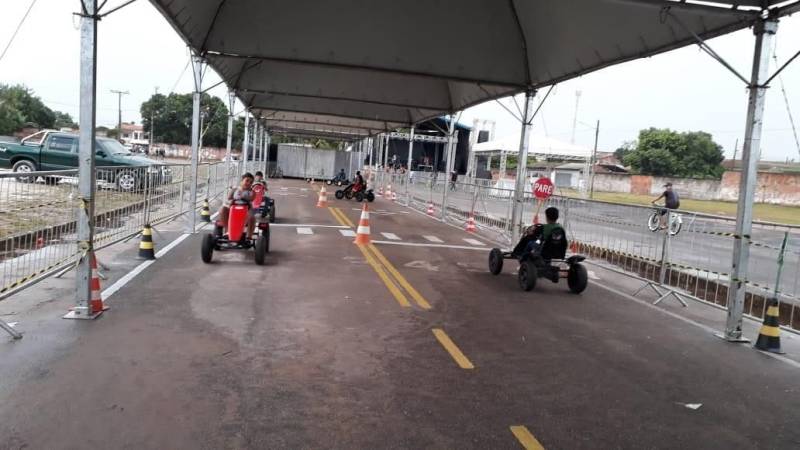 A Coordenadoria de Educação do Detran participa da IV Feira do Livro do município de Marituba (foto), na Região Metropolitana de Belém. O convite partiu da Diretoria Municipal de Trânsito (Diretran) em função da parceria mantida com a autarquia estadual em ações anteriores. Uma média de 200 estudantes foram abordados pela equipe composta por quatro servidores do departamento. A coordenadora do grupo,Leila Santos, explica que o foco do trabalho do Detran são os estudantes do município que estão marcando presença nos estandes de venda do Livro. “ Eles são muito receptivos. Escutam atentamente nossas orientações.  Fazem perguntas. Os adolescentes questionam com frequência sobre idade mínima para a retirada da habilitação. Explicamos que no Brasil, somente com 18 anos é permitido ao adolescente tirar a CNH”. 

FOTO: ASCOM / DETRAN
DATA: 08.12.2018
MARITUBA - PARÁ
 <div class='credito_fotos'>Foto: ASCOM DETRAN   |   <a href='/midias/2018/originais/caff4230-6e5f-49f0-b5cc-fb1053209279.jpg' download><i class='fa-solid fa-download'></i> Download</a></div>